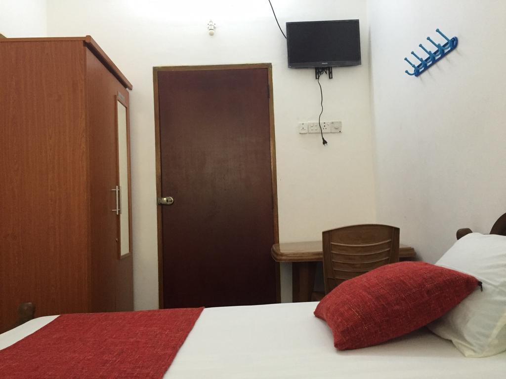 Yaarl Holiday Inn Джафна Екстериор снимка