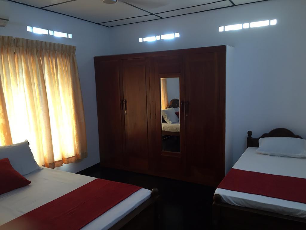 Yaarl Holiday Inn Джафна Екстериор снимка