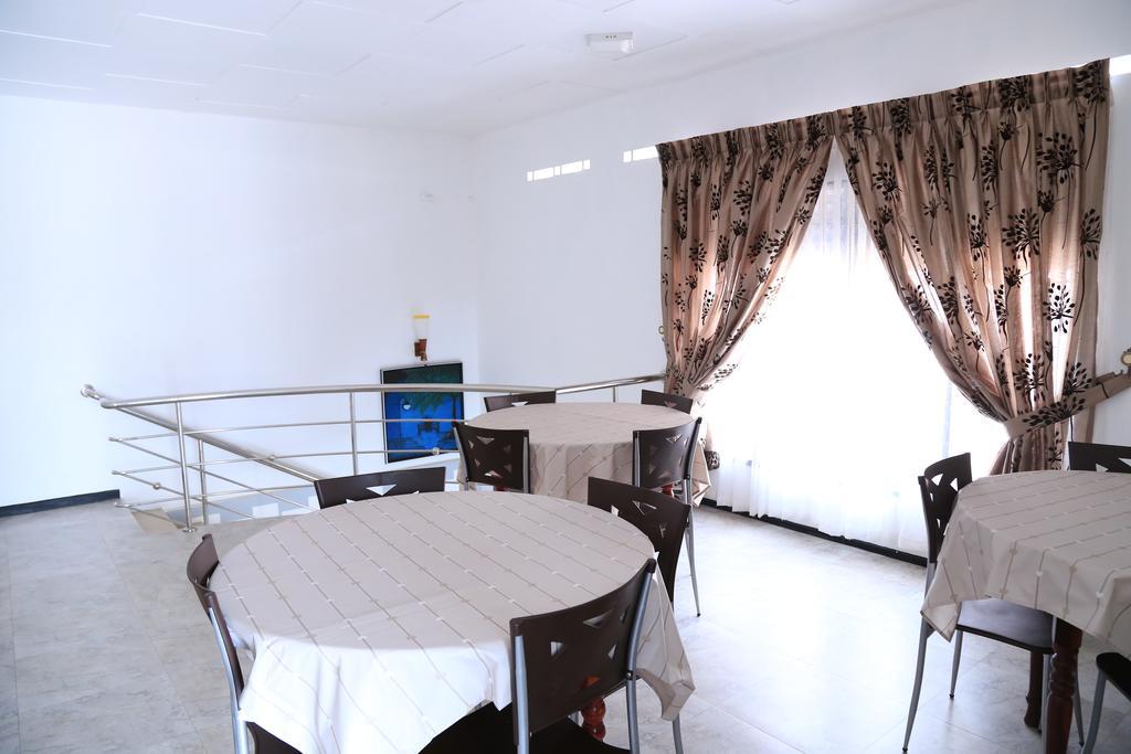 Yaarl Holiday Inn Джафна Екстериор снимка