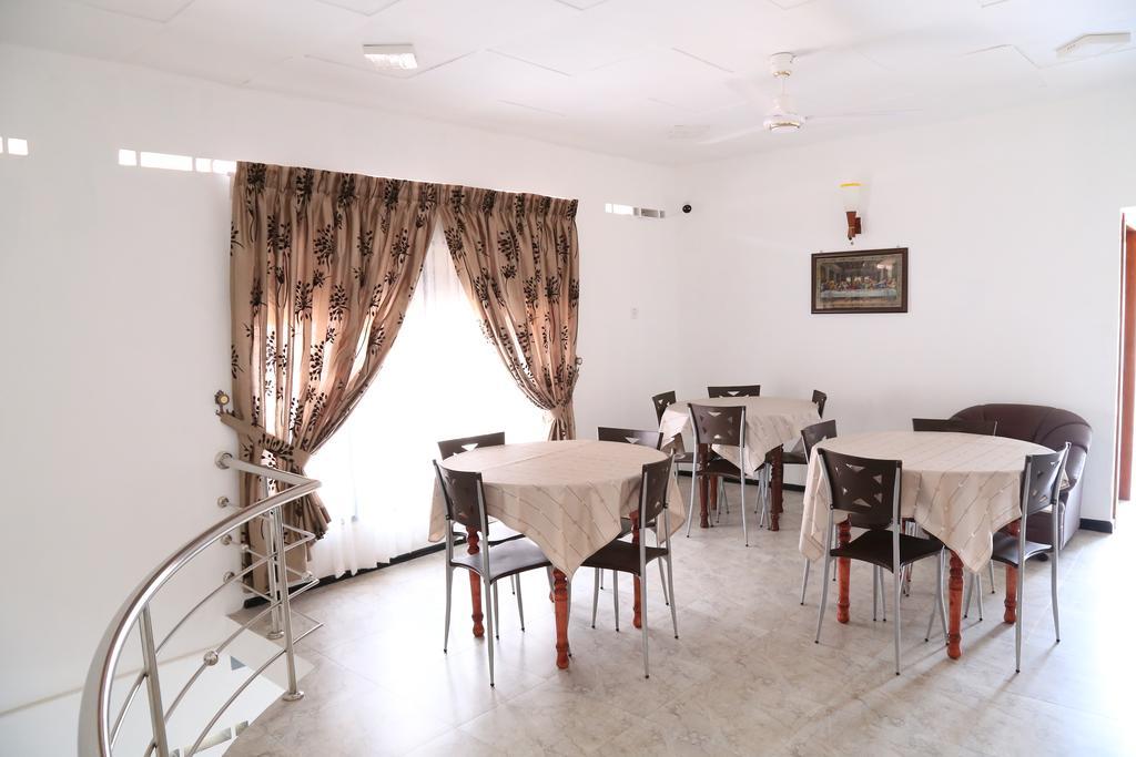 Yaarl Holiday Inn Джафна Екстериор снимка