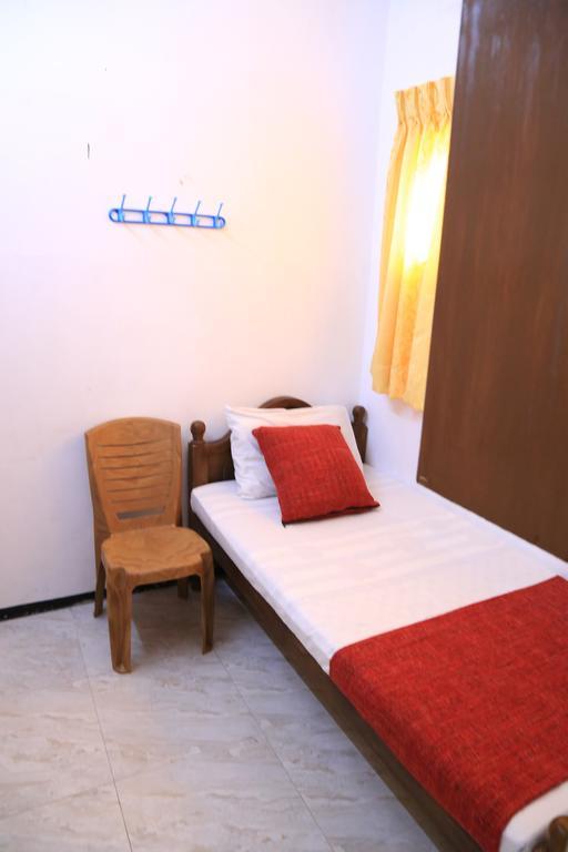 Yaarl Holiday Inn Джафна Екстериор снимка