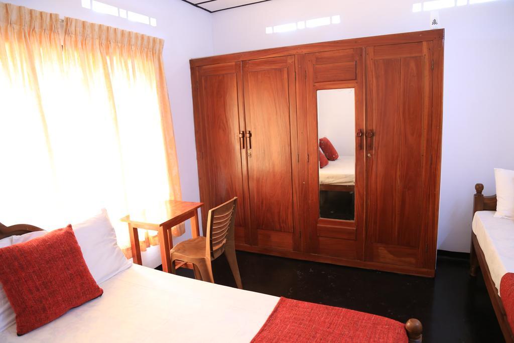 Yaarl Holiday Inn Джафна Екстериор снимка