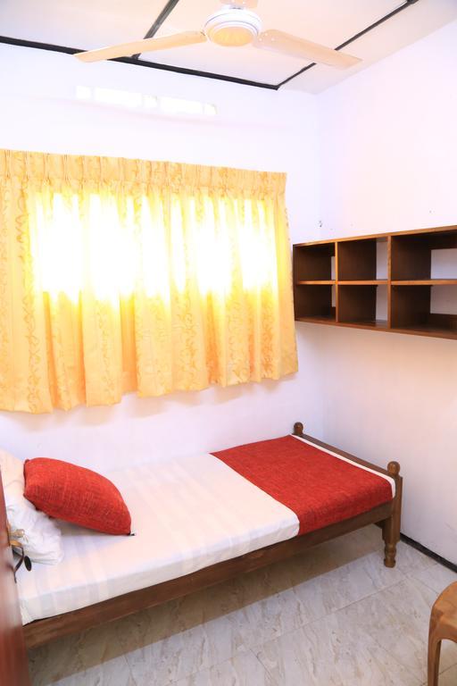 Yaarl Holiday Inn Джафна Екстериор снимка