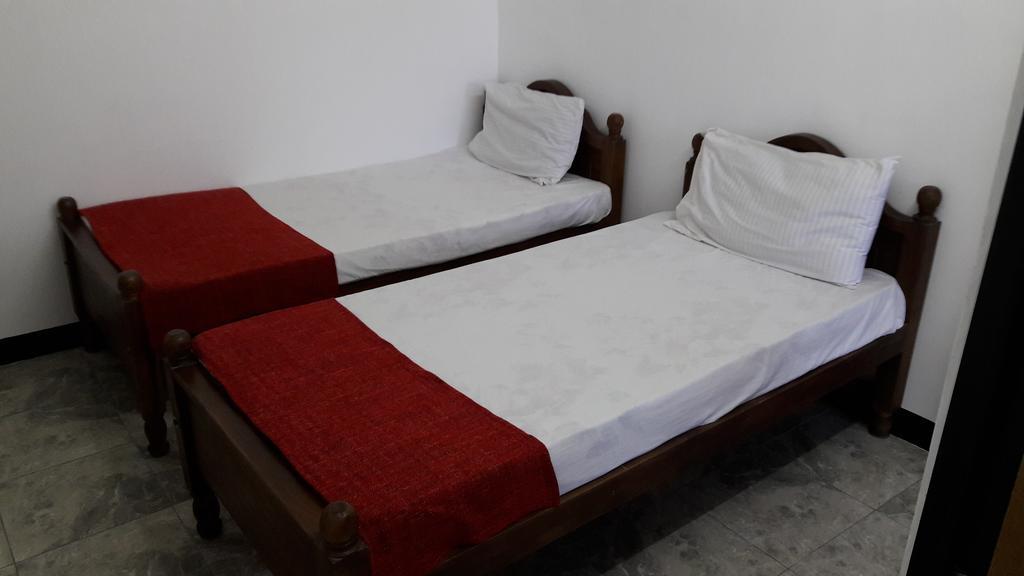 Yaarl Holiday Inn Джафна Екстериор снимка