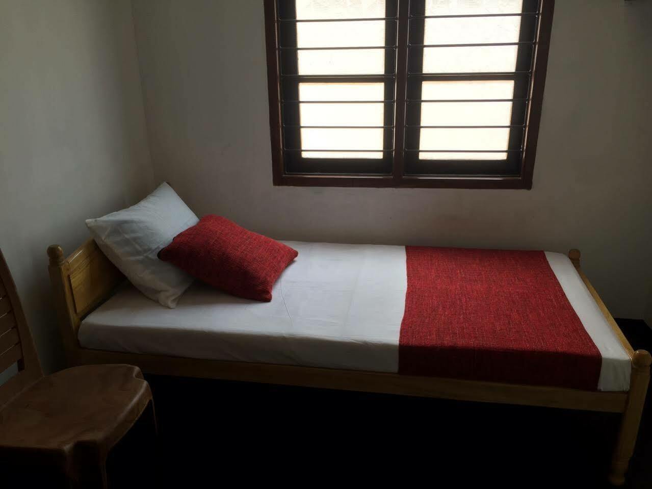 Yaarl Holiday Inn Джафна Екстериор снимка